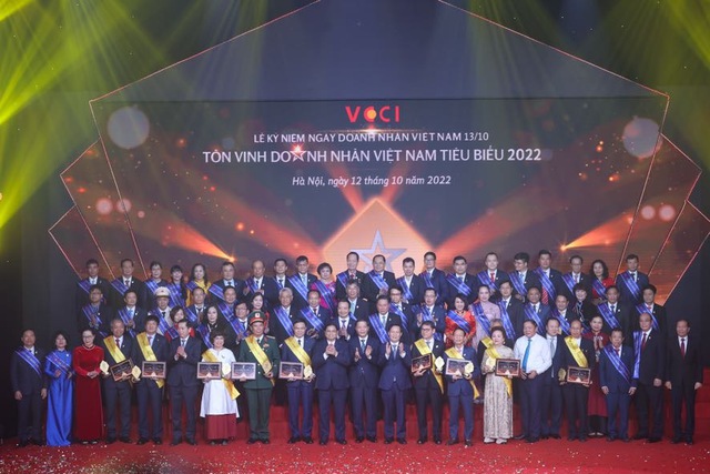 60 Doanh nh&acirc;n Việt Nam ti&ecirc;u biểu được t&ocirc;n vinh năm 2022. Ảnh: VGP