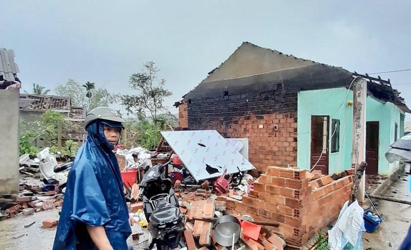 Một nhà dân bị hư hỏng nặng do mưa lớn, dông lốc tại Quảng Ngãi. Ảnh: Hải Phong
