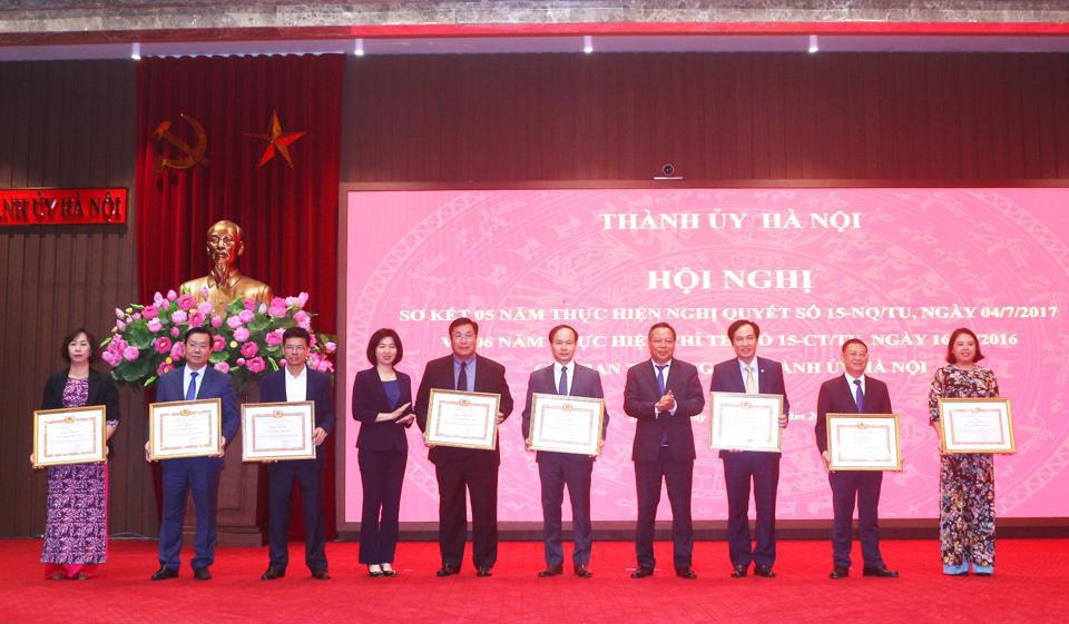 Phó Bí thư Thành ủy Nguyễn Văn Phong cùng lãnh đạo TP trao Bằng khen cho các cá nhân có thành tích xuất sắc. Ảnh: Trần Long