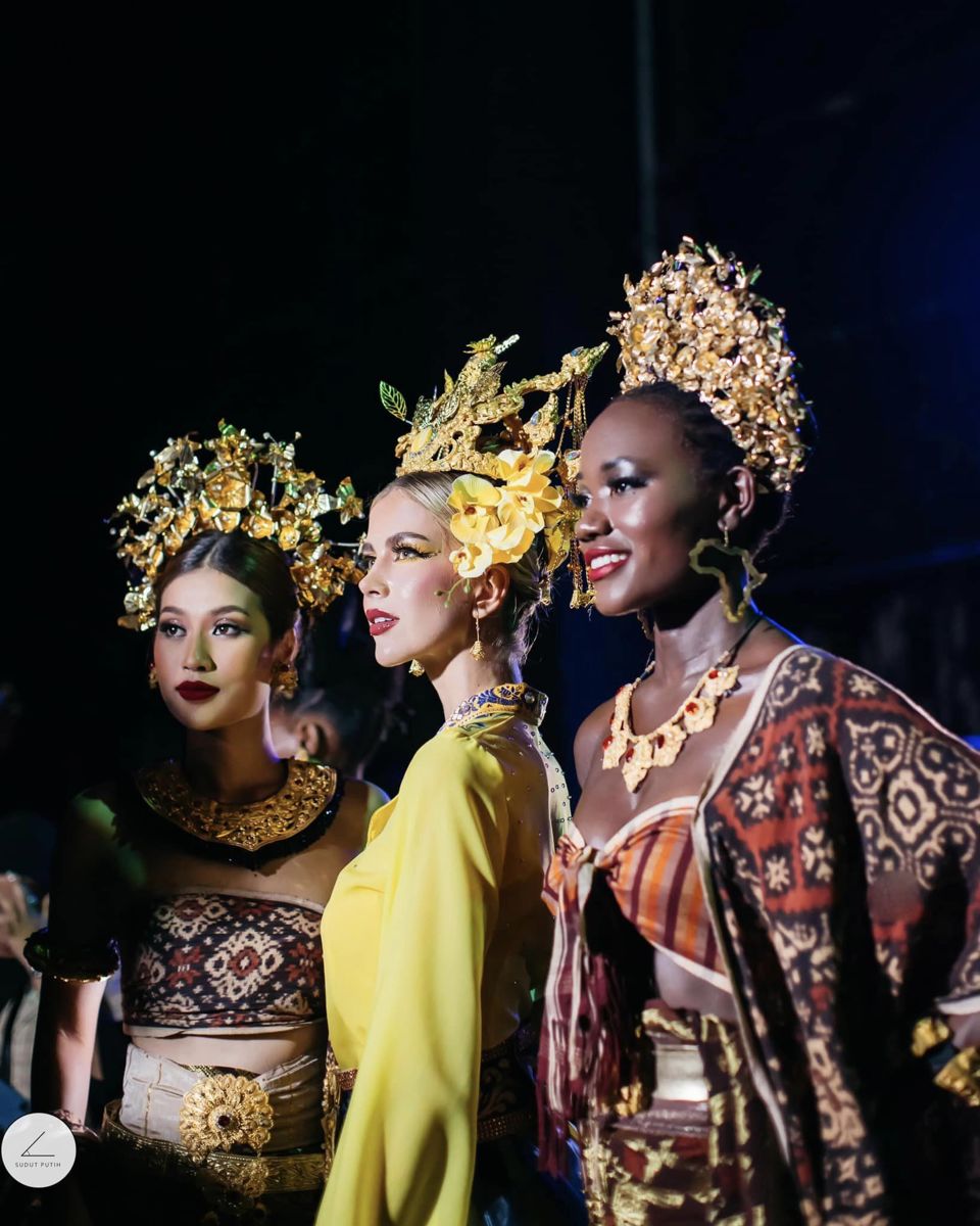 Thi&ecirc;n &Acirc;n trong trang phục truyền thống của Indonesia.