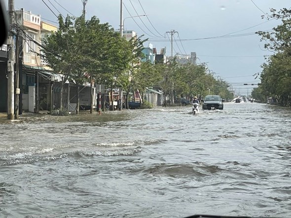 Ngành giao thông chủ động ứng phó mưa lũ tại các tỉnh Trung Bộ - Ảnh 1