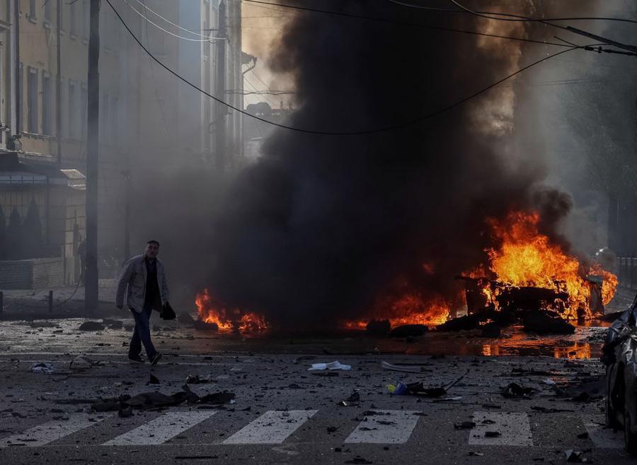 Xe ô tô cá nhân của một người dân bốc cháy sau cuộc tập kích củaNga ở trung tâmThủ đô Kiev,Ukraine, ngày 10/10/2022. Ảnh: Reuters
