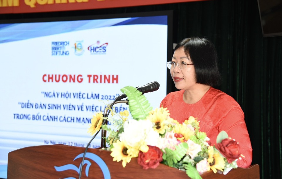 Ph&oacute; Gi&aacute;m đốc Học viện Phụ nữ Việt Nam TS. Dương Kim Anh&nbsp;ph&aacute;t biểu tại &ldquo;Ng&agrave;y hội việc l&agrave;m 2022&rdquo; v&agrave; &ldquo;Diễn đ&agrave;n sinh vi&ecirc;n về việc l&agrave;m bền vững trong bối cảnh c&aacute;ch mạng c&ocirc;ng nghiệp 4.0&rdquo;. &nbsp;