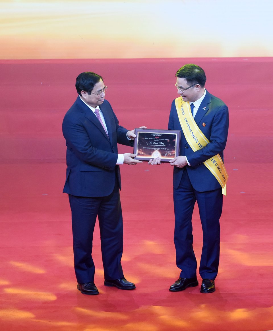 Thủ tướng Phạm Minh Ch&iacute;nh trao tặng danh hiệu Top10 Doanh nh&acirc;n ti&ecirc;u biểu nhất Việt Nam 2022 cho Tổng Gi&aacute;m đốc Petrovietnam L&ecirc; Mạnh H&ugrave;ng