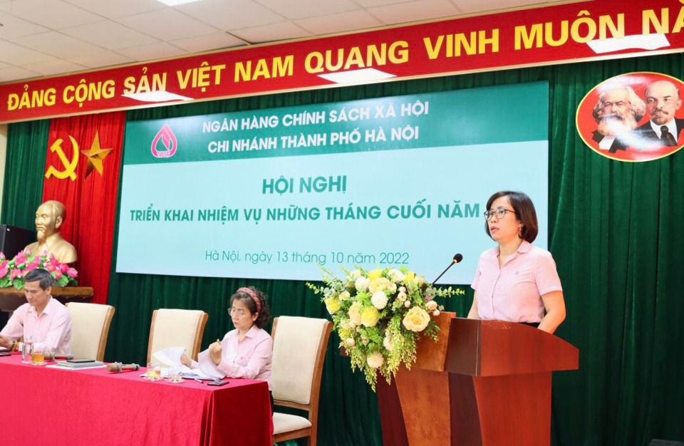 Ph&oacute; Tổng Gi&aacute;m đốc NHCSXH, ki&ecirc;m Gi&aacute;m đốc Chi nh&aacute;nh NHCSXH TP L&ecirc; Thị Đức Hạnh ph&aacute;t biểu tại hội nghị.