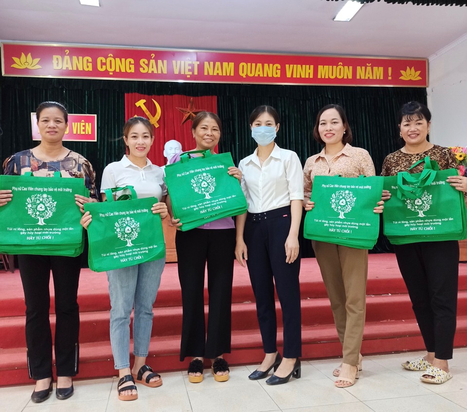 Hội viên phụ nữ xã Cao Viên, huyện Thanh Oai hưởng ứng phong trào sử dụng túi vải đi chợ. Ảnh: Ánh Ngọc