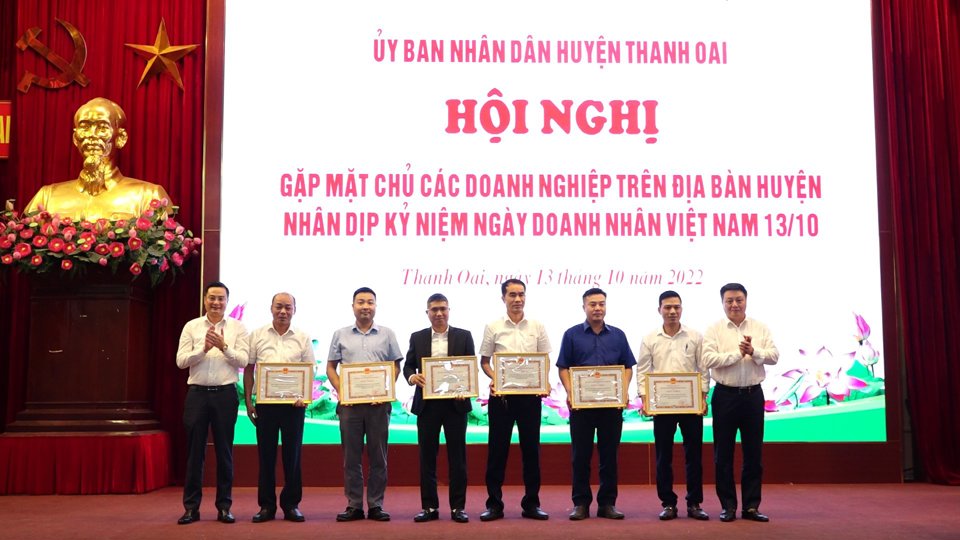 L&atilde;nh đạo huyện Thanh Oai trao thưởng cho c&aacute;c doanh nghiệp ti&ecirc;u biểu tr&ecirc;n địa b&agrave;n huyện.