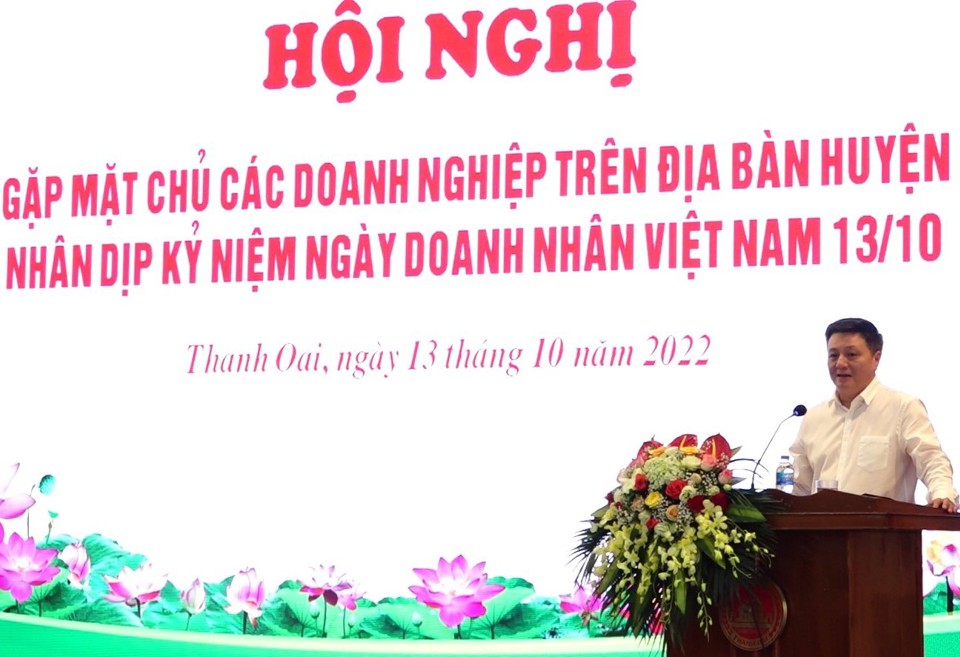 B&iacute; thư Huyện ủy Thanh Oai B&ugrave;i Ho&agrave;ng Phan ph&aacute;t biểu tại hội nghị.