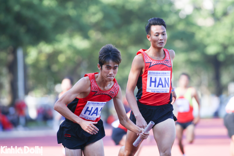 Ở nội dung tiếp sức 4x400m nam, H&agrave; Nội tranh t&agrave;i c&ugrave;ng H&agrave; Tĩnh, Thanh Ho&aacute;, Qu&acirc;n đội v&agrave; Th&aacute;i B&igrave;nh.