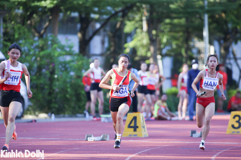 Ở nội dung tiếp sức 4x400m nữ, 3 đội tranh t&agrave;i l&agrave; H&agrave; Nội, Thanh Ho&aacute; v&agrave; Nghệ An.&nbsp;