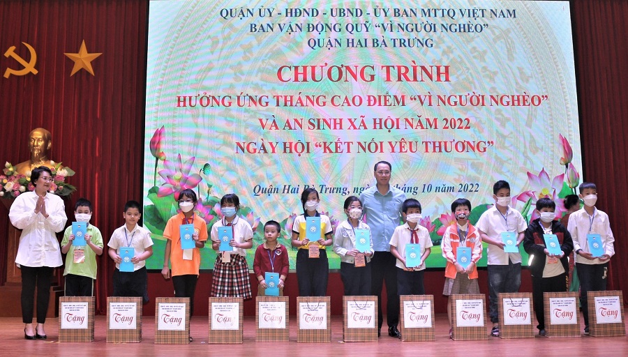 &nbsp; L&atilde;nh đạo Văn ph&ograve;ng Quận ủy v&agrave; l&atilde;nh đạo Ban D&acirc;n vận Quận ủy trao qu&agrave; cho c&aacute;c em học sinh c&oacute; ho&agrave;n cảnh kh&oacute; khăn tr&ecirc;n địa b&agrave;n quận