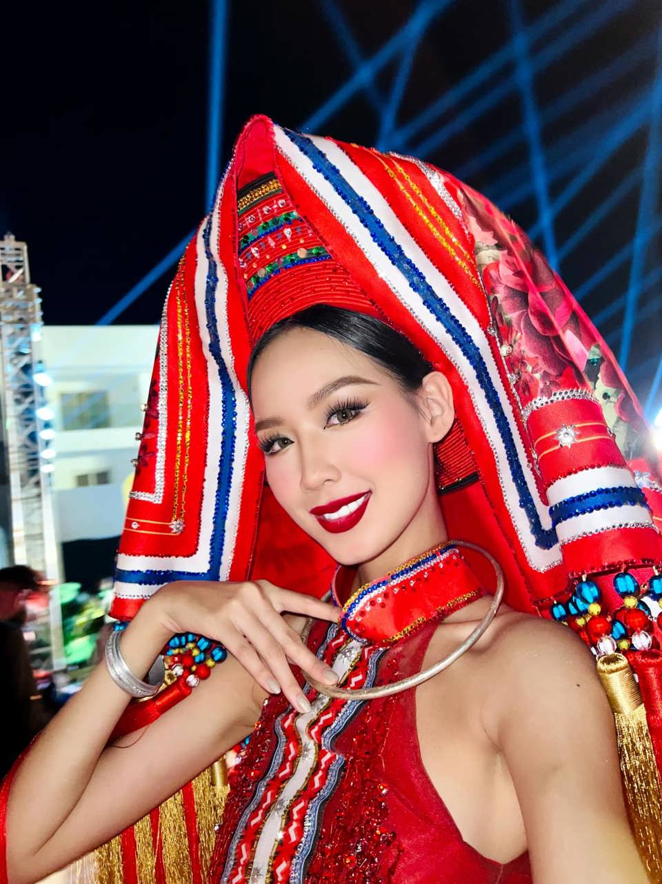 Bảo Ngọc trong trang phục "C&ocirc; em Dao đỏ" tại Miss Intercontinental 2022