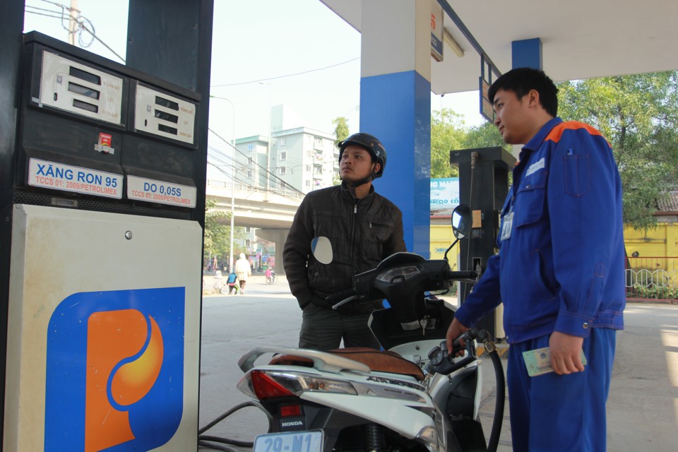 Mua bán xăng, dầu tại cửa hàng trên đường Nguyễn Xiển, quận Hoàng Mai. Ảnh: Phạm Hùng