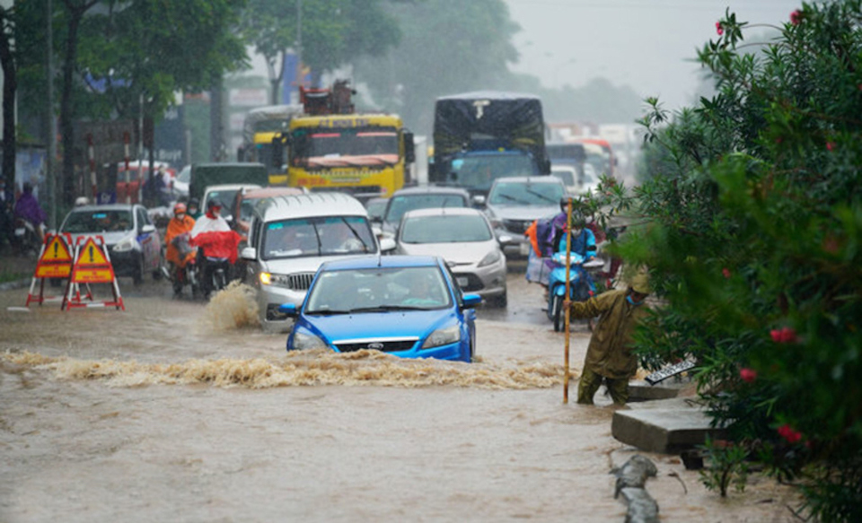 Ngập lụt đ&ocirc; thị đang l&agrave; vấn đề lớn tại H&agrave; Nội. Ảnh: Phạm Chiểu.