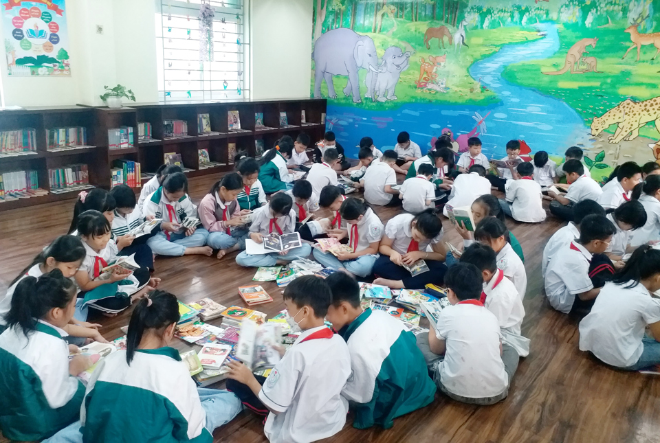 Học sinh trường Tiểu học Li&ecirc;n Trung say m&ecirc; đọc s&aacute;ch trong thư viện.