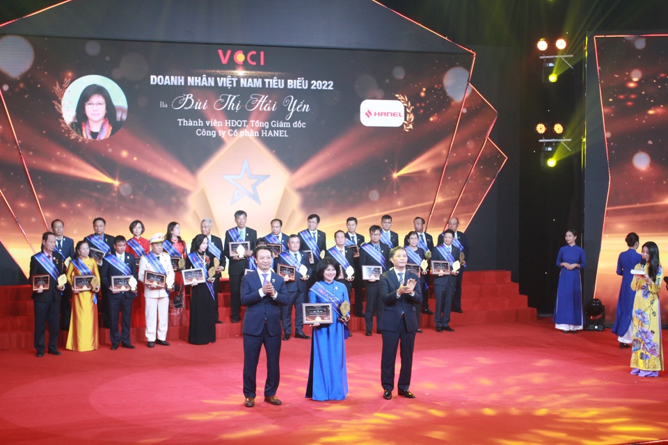 Tổng Giám đốc Công ty CP HANEL Bùi Thị Hải Yến tại Lễ vinh danh Doanh nhân Việt Nam tiêu biểu 2022.