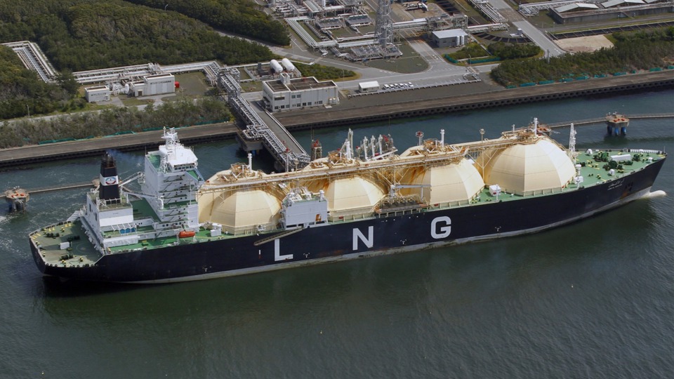 Nguồn cung LNG toàn cầu ngày càng được chuyển hướng sang châu Âu, nơi giá được trả cao hơn. Ảnh: Nikkei