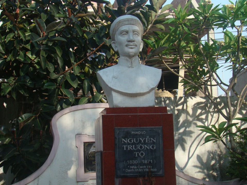 Tượng Nguyễn Trường Tộ tại Trường THPT Nguyễn Trường Tộ, TP Vinh (Nghệ An).