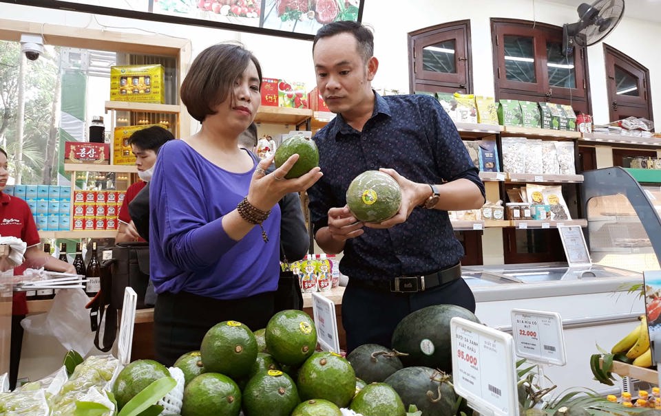 Người ti&ecirc;u d&ugrave;ng mua sản phẩm OCOP tại Cửa h&agrave;ng thực phẩm Biggreen Việt Nam