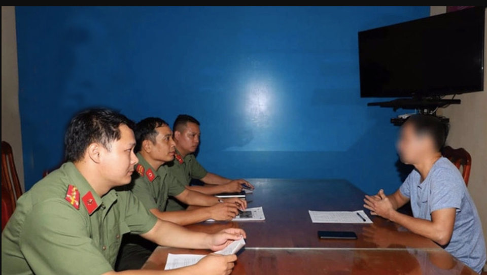 Lực lượng chức năng làm việc với đối tượng Nguyễn Kiên Quyết. Ảnh: Báo Hà Nam