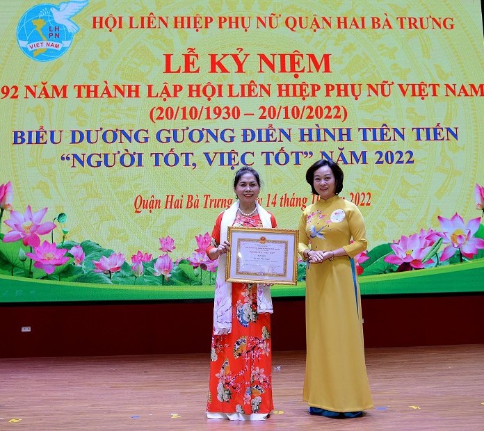 Ph&oacute; Chủ tịch Hội LHPN TP H&agrave; Nội Phạm Thị Thanh Hương trao danh hiệu "Người tốt, việc tốt" của UBND TP cho b&agrave; B&ugrave;i Thị Tuyết
