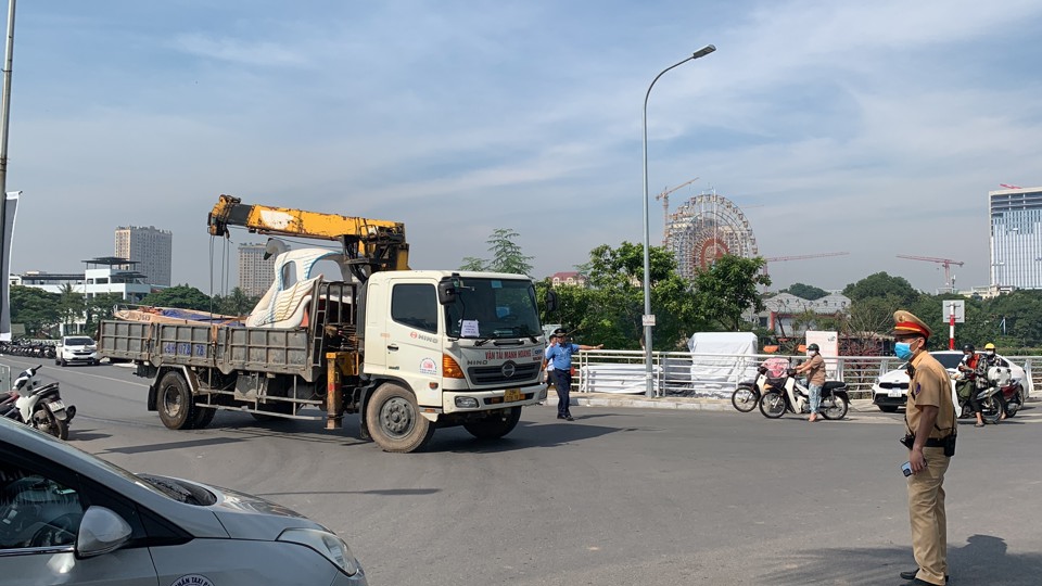 Vận chuyển những "ch&uacute; vịt" ra khỏi hồ.