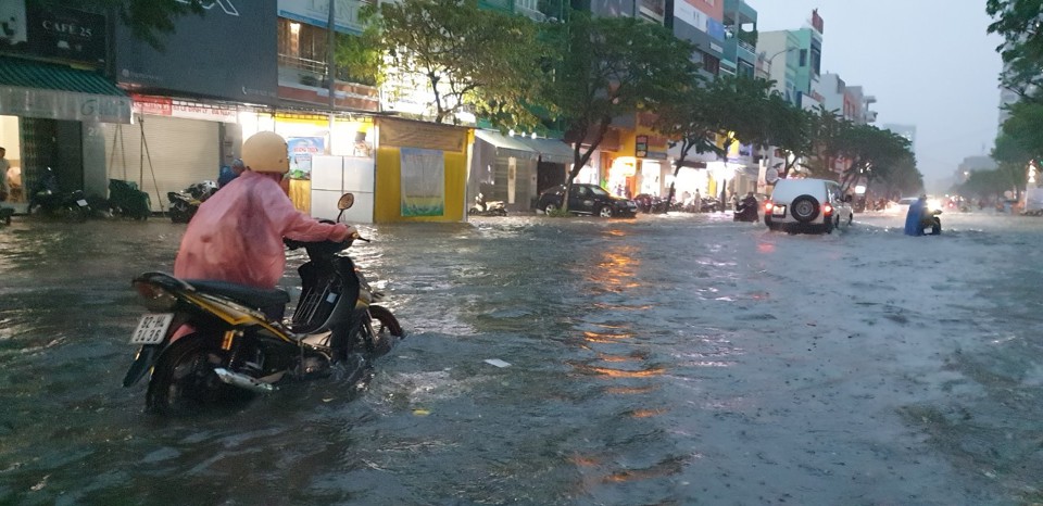 Hiện Đ&agrave; Nẵng vẫn mưa to kh&ocirc;ng ngớt.