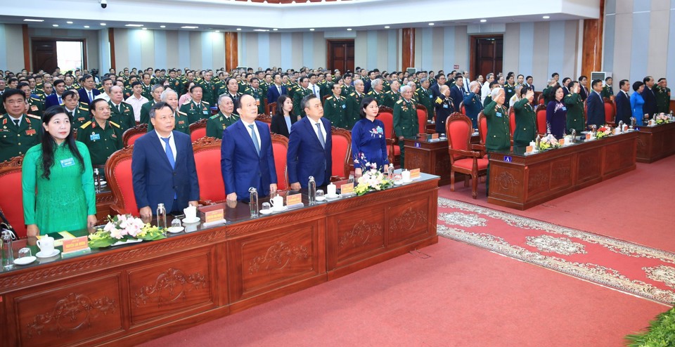 C&aacute;c đồng ch&iacute; l&atilde;nh đạo T.Ư, TP H&agrave; Nội v&agrave; đại biểu dự Đại hội l&agrave;m lễ ch&agrave;o cờ.