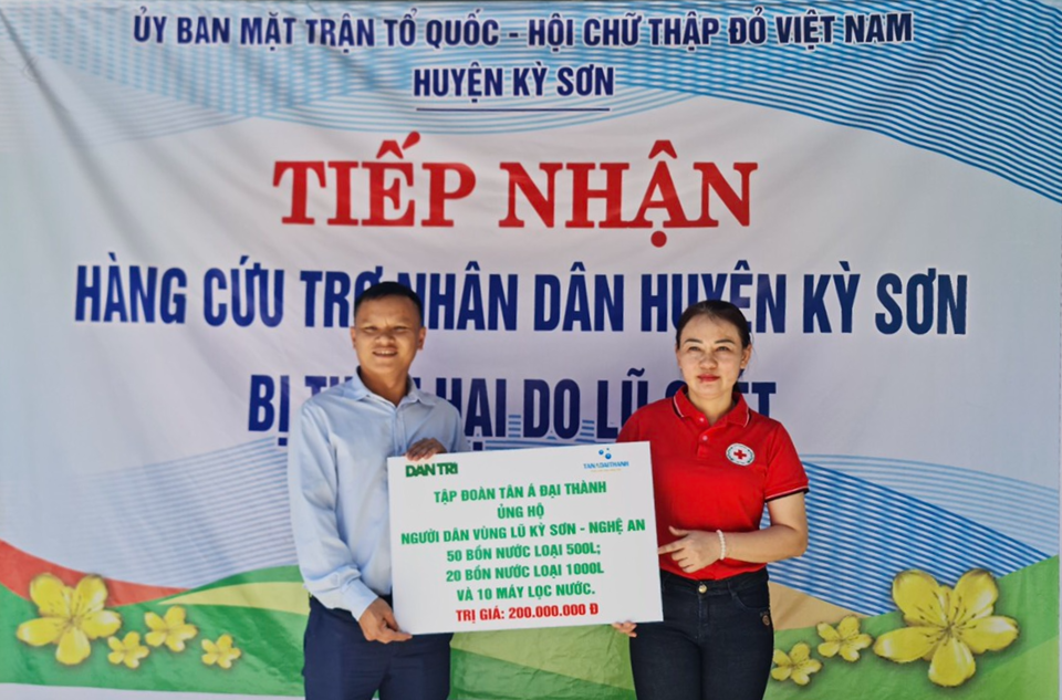 Bồn nước, m&aacute;y lọc nước đ&atilde; được đại diện Tập đo&agrave;n T&acirc;n &Aacute; Đại Th&agrave;nh, đại diện B&aacute;o D&acirc;n tr&iacute; gửi tới Ủy ban Mặt trận Tổ quốc, Hội Chữ thập đỏ huyện Kỳ Sơn, tỉnh Nghệ An (Ảnh: TAĐT).