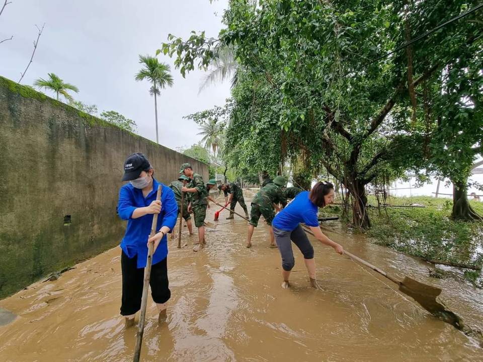 Tranh thủ l&uacute;c trời nắng r&aacute;o, lực lượng qu&acirc;n đội v&agrave; thanh ni&ecirc;n gi&uacute;p d&acirc;n dọn dẹp sau ngập.