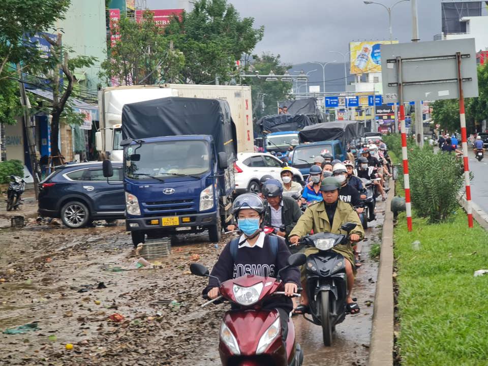 Cả TP Đ&agrave; Nẵng ngổn ngang sau trận ngập lịch sử.