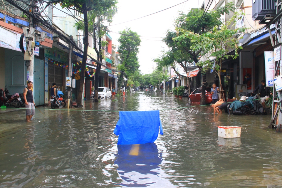 Nhiều tuyến phố ở Đ&agrave; Nẵng vẫn c&ograve;n ngập nặng.