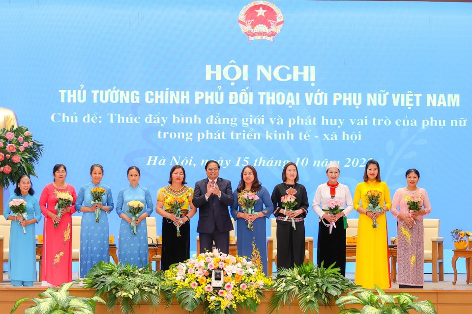 Thủ tướng tặng hoa c&aacute;c đại biểu tham dự Hội nghị - Ảnh: VGP/Nhật Bắc