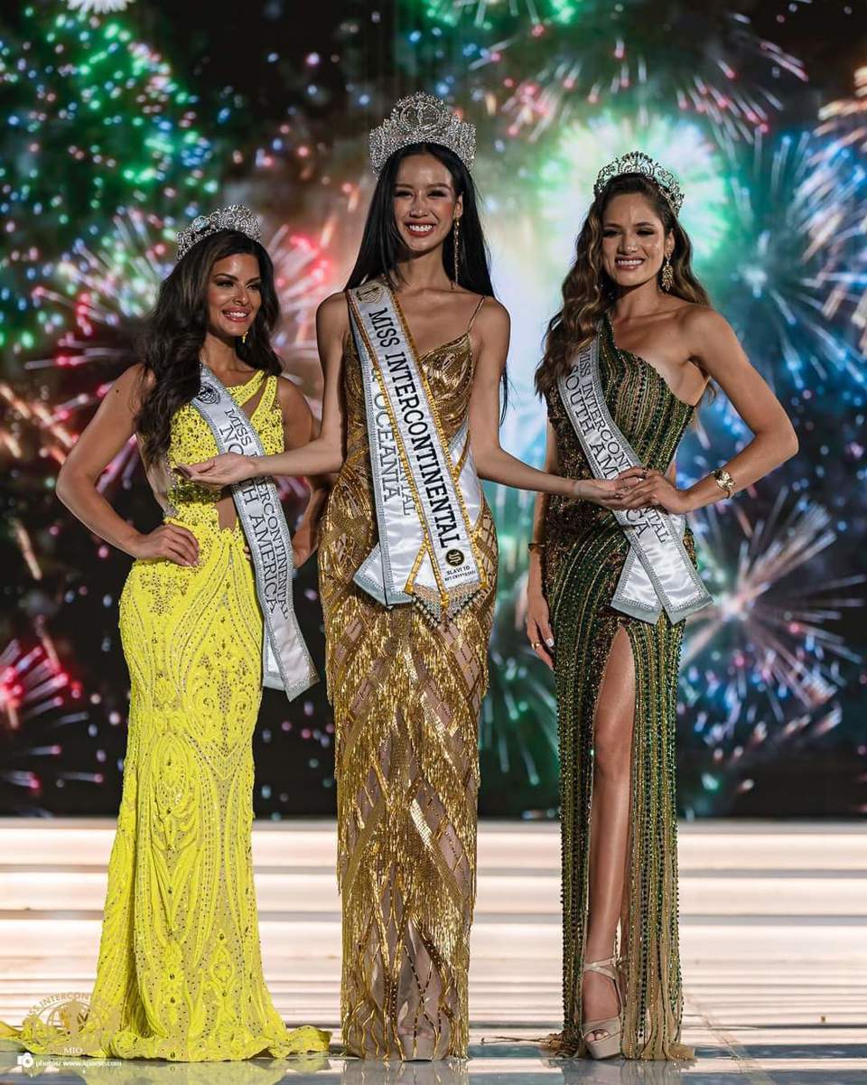 Ba người đẹp gi&agrave;nh giải cao nhất cuộc thi. &Aacute; hậu 1, 2 lần lượt l&agrave; người đẹp của Puerto Rico v&agrave; Brazil.