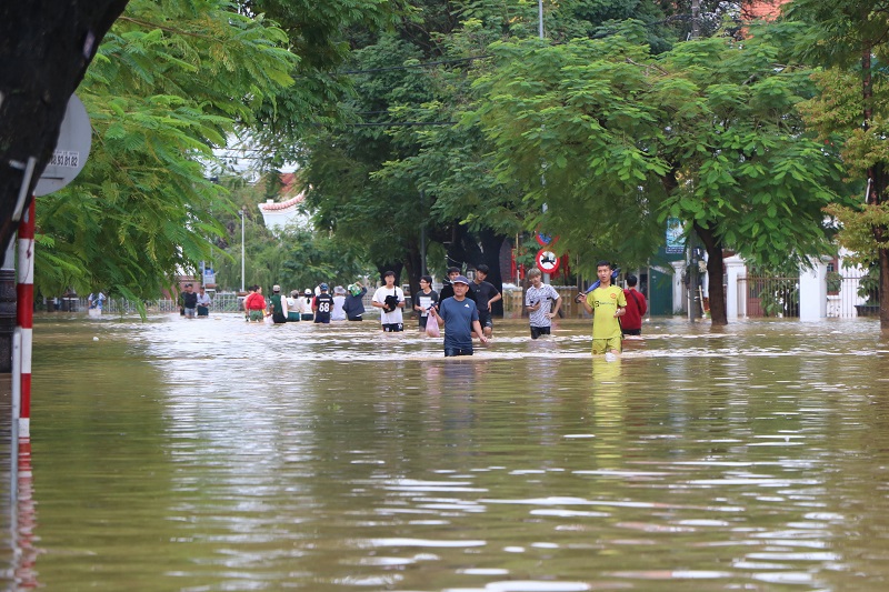 C&aacute;c tuyến đường hiện vẫn đang ngập s&acirc;u, mọi người di chuyển đi bộ hoặc thuyền.