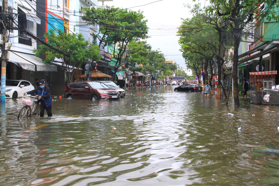 Ở nhiều tuyến phố kh&aacute;c cũng ghi nhận nhiều &ocirc; t&ocirc; chết m&aacute;y nằm la liệt. Trong ảnh, nhiều &ocirc; t&ocirc; ng&acirc;m trong nước ở đường H&agrave; Huy Tập v&agrave;o s&aacute;ng 15/10.