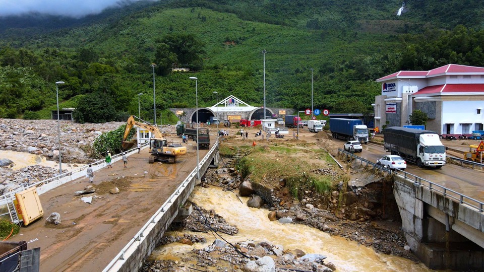 L&uacute;c 20 giờ 30 ng&agrave;y 14/10, nước bắt đầu d&acirc;ng l&ecirc;n tầm 0,5m tại khu vực b&ugrave;ng binh n&uacute;t giao Tạ Quang Bửu v&agrave; đường dẫn ph&iacute;a Nam hầm Hải V&acirc;n (TP Đ&agrave; Nẵng). Đến 20 giờ 40, lũ qu&eacute;t tr&agrave;n từ tr&ecirc;n n&uacute;i Hải V&acirc;n về trước quảng trường v&agrave; đường dẫn Cầu số 1, 2 ph&iacute;a Nam với d&ograve;ng chảy lớn, mạnh v&agrave;o quảng trường. Đơn vị quản l&yacute; vận h&agrave;nh hầm Hải V&acirc;n đ&atilde; phải đ&oacute;ng cửa hầm hai chiều do lũ qu&eacute;t để đảm bảo an to&agrave;n.