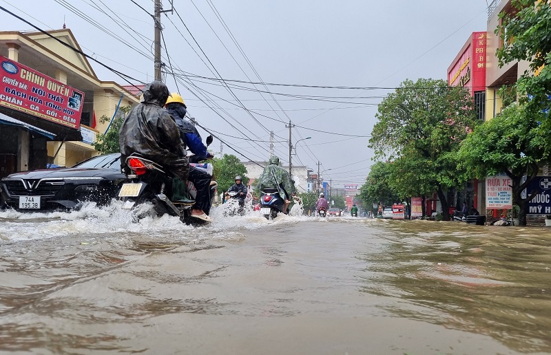 Nhiều tuyến đường tại huyện Lệ Thủy vẫn ngập s&acirc;u