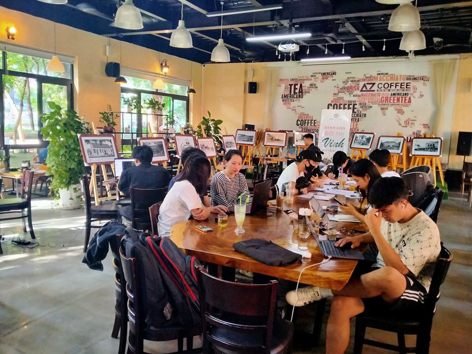 Tại Cafe AZ 175 T&acirc;y Sơn, H&agrave; Nội từ 10/10 đến 16/10/2022, Ban tổ chức đ&atilde; trưng b&agrave;y 50 bức ảnh tư liệu qu&yacute; về diện mạo Vinh thời Ph&aacute;p thuộc. Ảnh AT