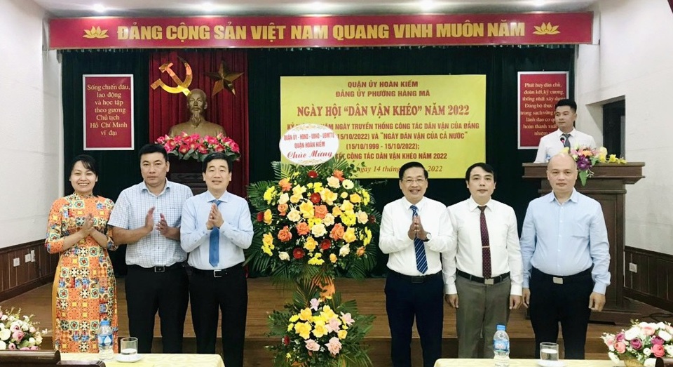 Ph&oacute; Chủ tịch UBND quận Ho&agrave;n Kiếm Nguyễn Quốc Ho&agrave;n tặng&nbsp;hoa ch&uacute;c mừng của Quận ủy Ho&agrave;n Kiếm đến Ng&agrave;y hội tại phường H&agrave;ng M&atilde;