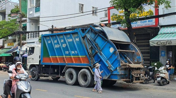 Tai nạn giao thông hôm nay (16/10): Xe chở rác mất phanh, nhiều người thoát chết - Ảnh 2