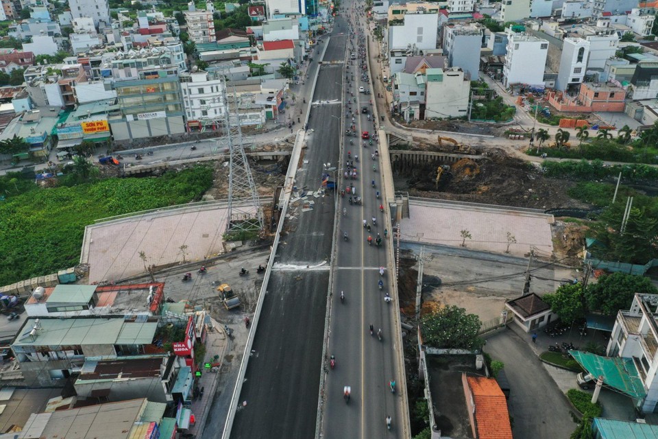 Cầu Bưng mới nối quận B&igrave;nh T&acirc;n v&agrave; T&acirc;n Ph&uacute;, sẽ giải quyết được t&igrave;nh trạng &ugrave;n tắc giao th&ocirc;ng trong khu vực, đặc biệt l&agrave; tuyến đường L&ecirc; Trọng Tấn. Ảnh: PLO. &nbsp;