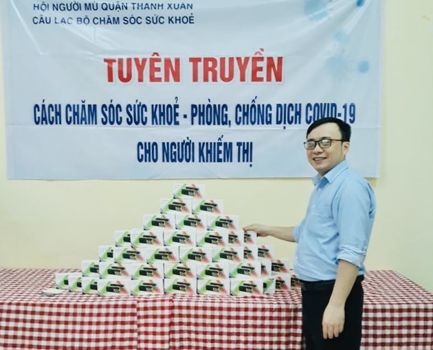 &Ocirc;ng Nguyễn Tiến Th&agrave;nh &ndash; Chủ tịch Hội Người m&ugrave; quận Thanh Xu&acirc;n thường xuy&ecirc;n k&ecirc;u gọi, vận động c&aacute;c nh&agrave; hảo t&acirc;m, c&aacute;c tổ chức thiện nguyện ủng hộ, trao tặng c&aacute;c suất qu&agrave; hỗ trợ hội vi&ecirc;n kh&oacute; khăn tr&ecirc;n địa b&agrave;n TP