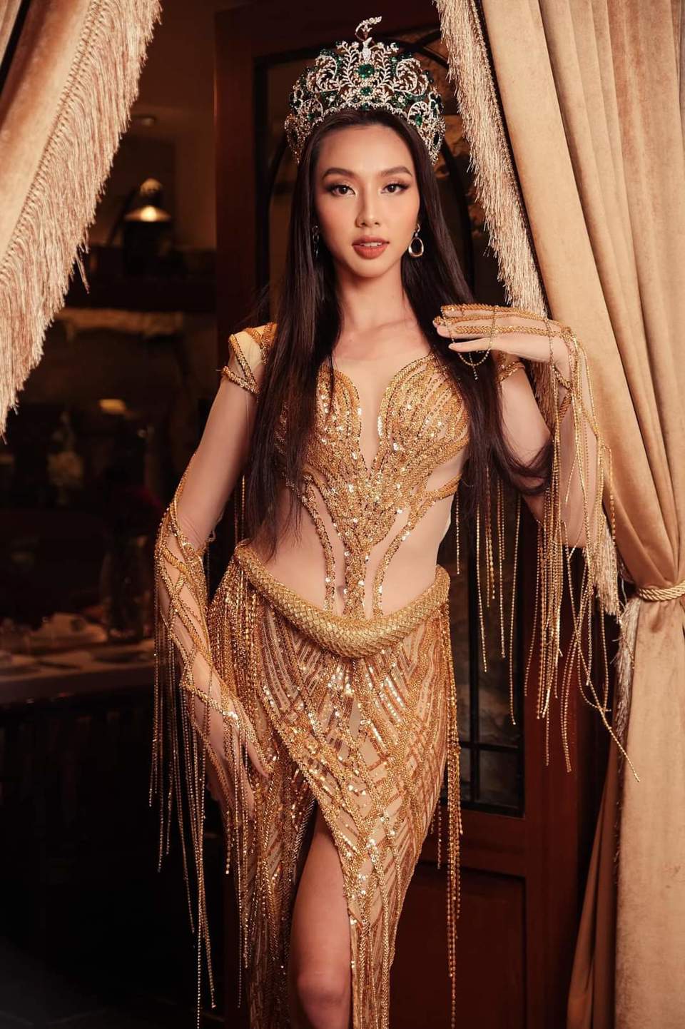 Thùy Tiên, Thiên Ân khoe đường cong gợi cảm tại tiệc Gala Miss Grand International 2022 - Ảnh 2