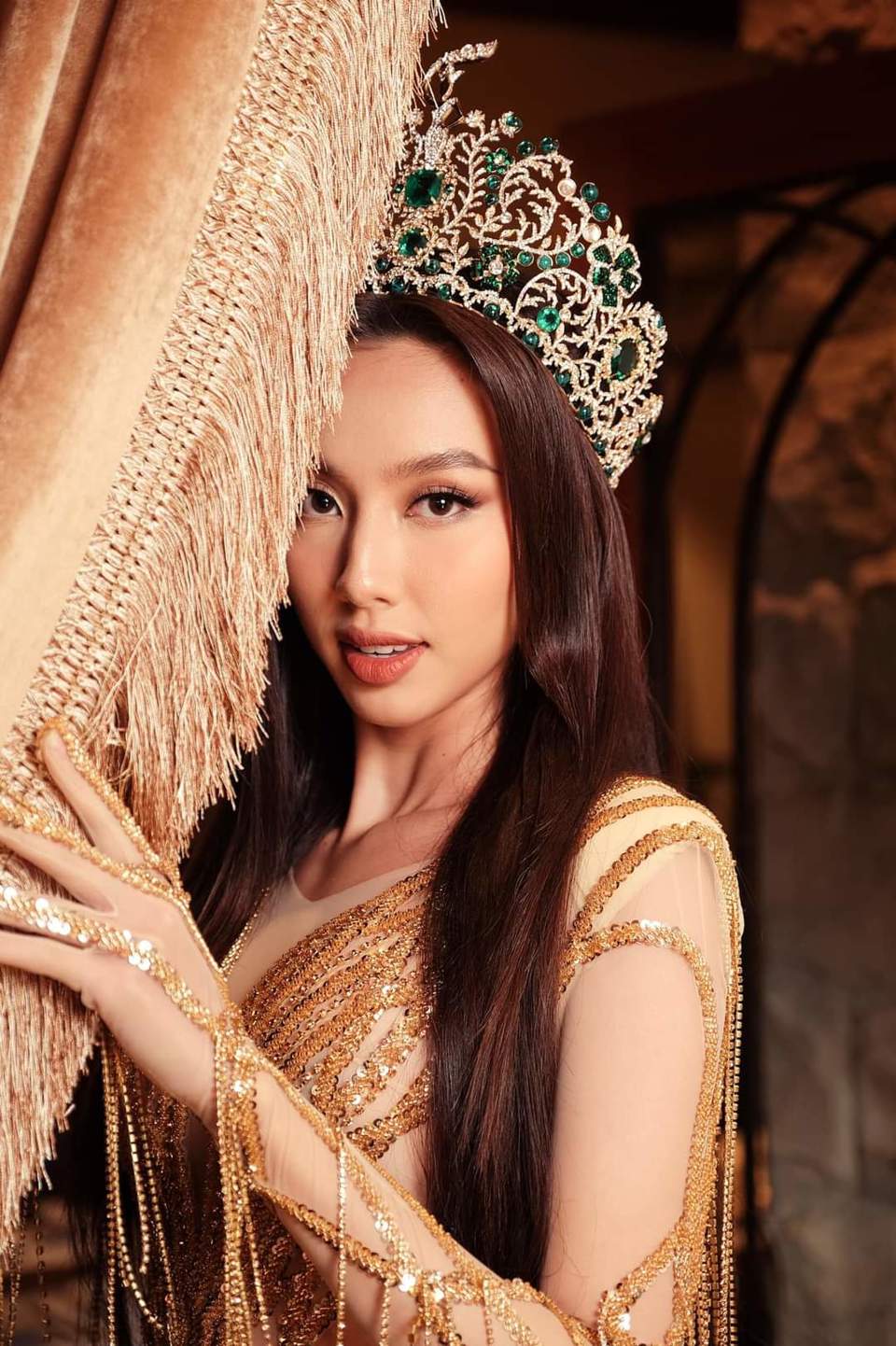 Thùy Tiên, Thiên Ân khoe đường cong gợi cảm tại tiệc Gala Miss Grand International 2022 - Ảnh 1