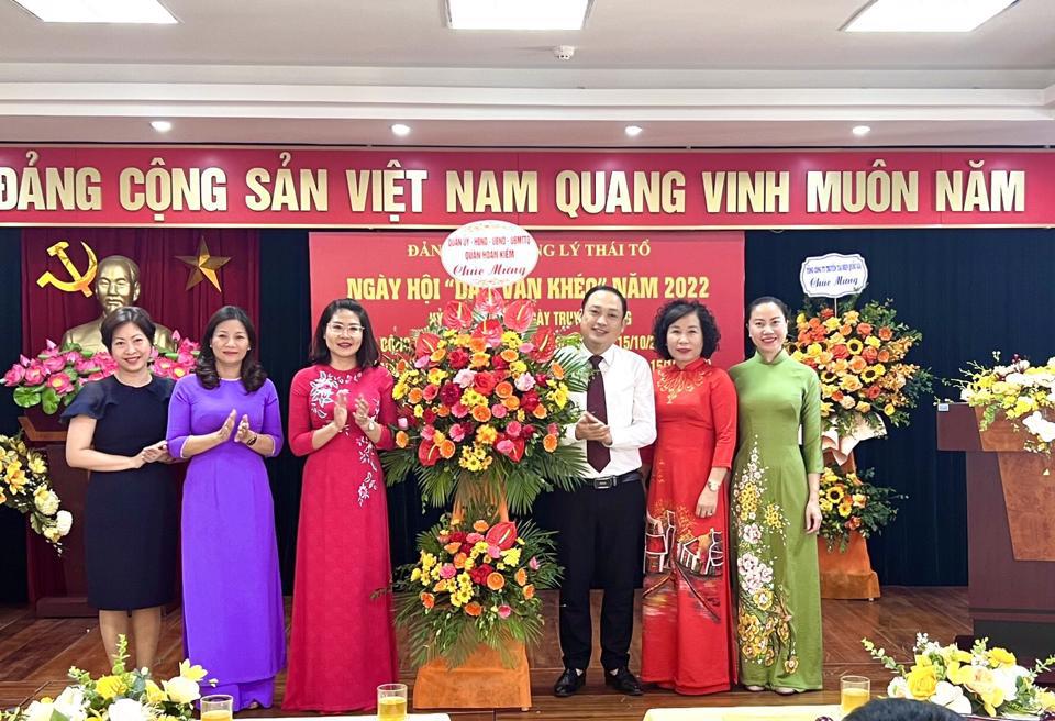 Trưởng ban D&acirc;n vận Quận ủy Ho&agrave;n Kiếm&nbsp;Phạm Thị Thu Thủy&nbsp;tặng&nbsp;hoa ch&uacute;c mừng của Quận ủy Ho&agrave;n Kiếm đến Ng&agrave;y hội tại phường L&yacute; Th&aacute;i Tổ