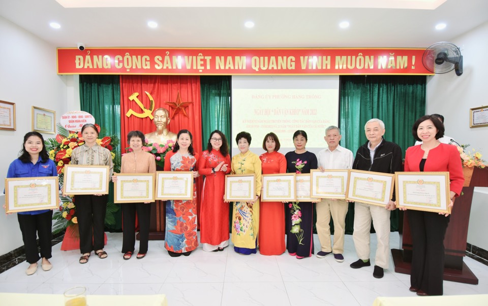 Phường H&agrave;ng Trống khen thưởng nhiều đơn vị c&aacute; nh&acirc;n đạt th&agrave;nh t&iacute;ch xuất sắc trong c&ocirc;ng t&aacute;c "D&acirc;n vận kh&eacute;o" cấp phường