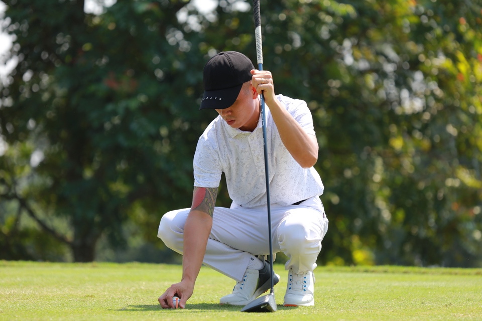 Một golfer chuẩn bị kỹ cho c&uacute; đ&aacute;nh của m&igrave;nh.