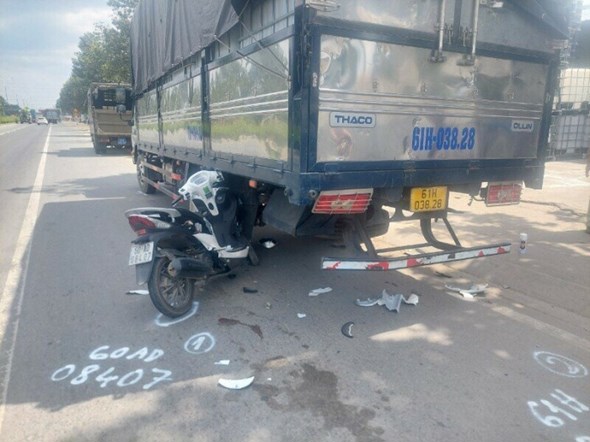 Tai nạn giao thông hôm nay (17/10): Xe máy tông xe tải, nữ sinh tử vong - Ảnh 1
