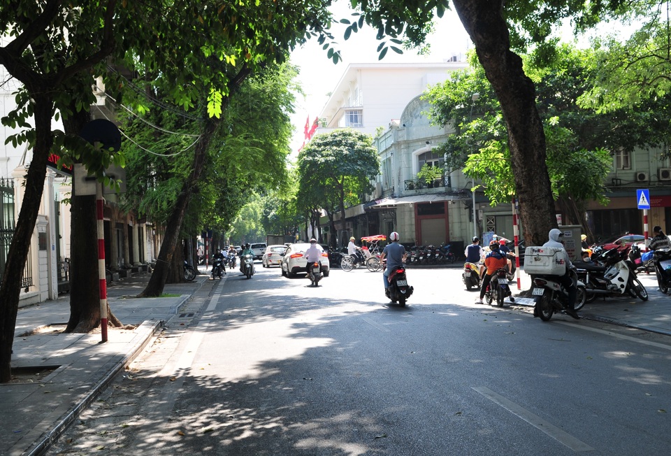 L&ograve;ng đường , vỉa h&egrave; th&ocirc;ng tho&aacute;ng sau khi tổ c&ocirc;ng t&aacute;c tuy&ecirc;n truyền, nhắc nhở, hướng dẫn phương tiện giao th&ocirc;ng dừng đỗ theo quy định, đồng thời, xử phạt nhiều phương tiện giao th&ocirc;ng vi phạm